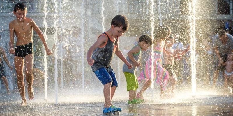 Los niños juegan en un parque acuático.