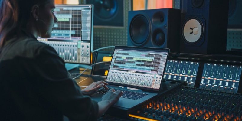 Una técnica trabaja sobre un archivo de audio.