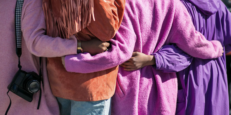 Las amigas se abrazan