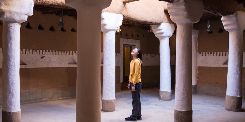 Una mujer se encuentra con una cultura desconocida durante su año sabático.
