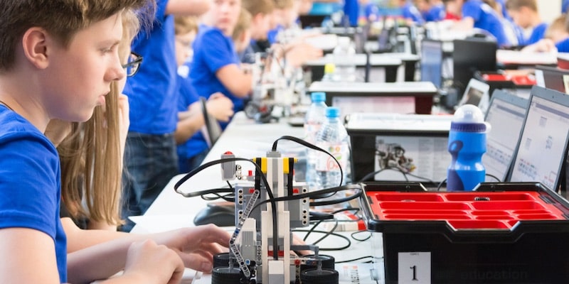 un estudiante trabaja en la construcción de un dispositivo