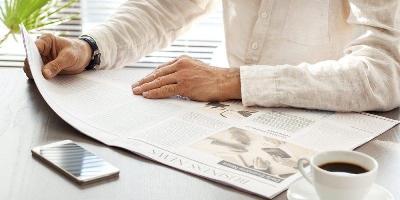 Un hombre lee un artículo