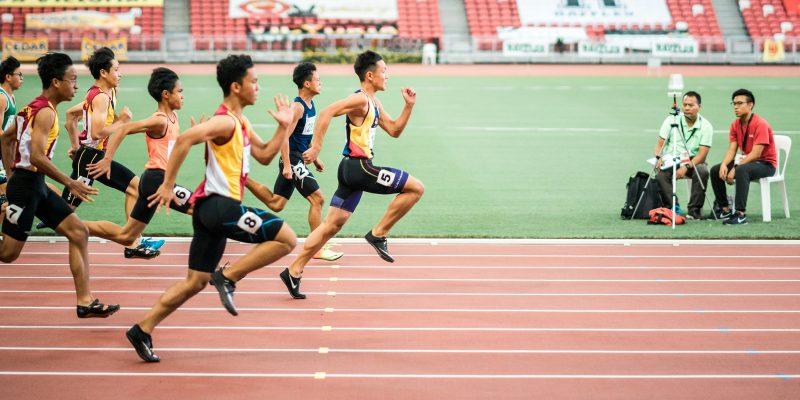 Corredores en pista de atletismo