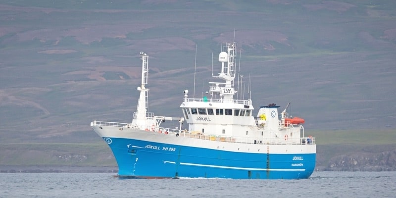 Los barcos actuales en general se trasladan gracias a un motor.