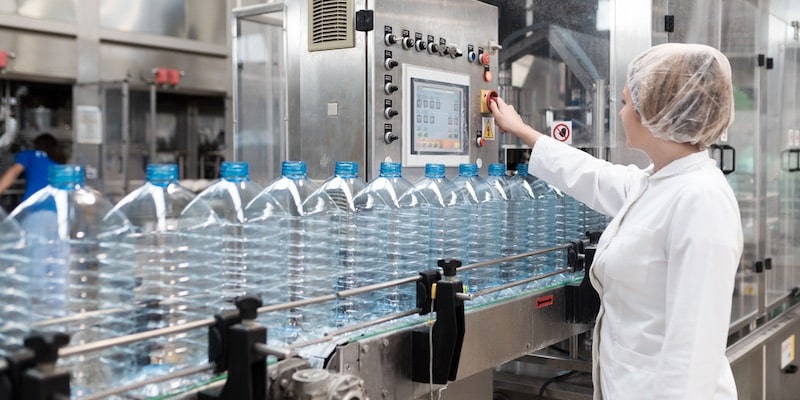 Una planta embotelladora utiliza botellas de plástico como bien intermedio.