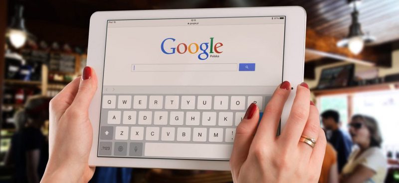 Una mujer accede al buscador Google en su tablet.