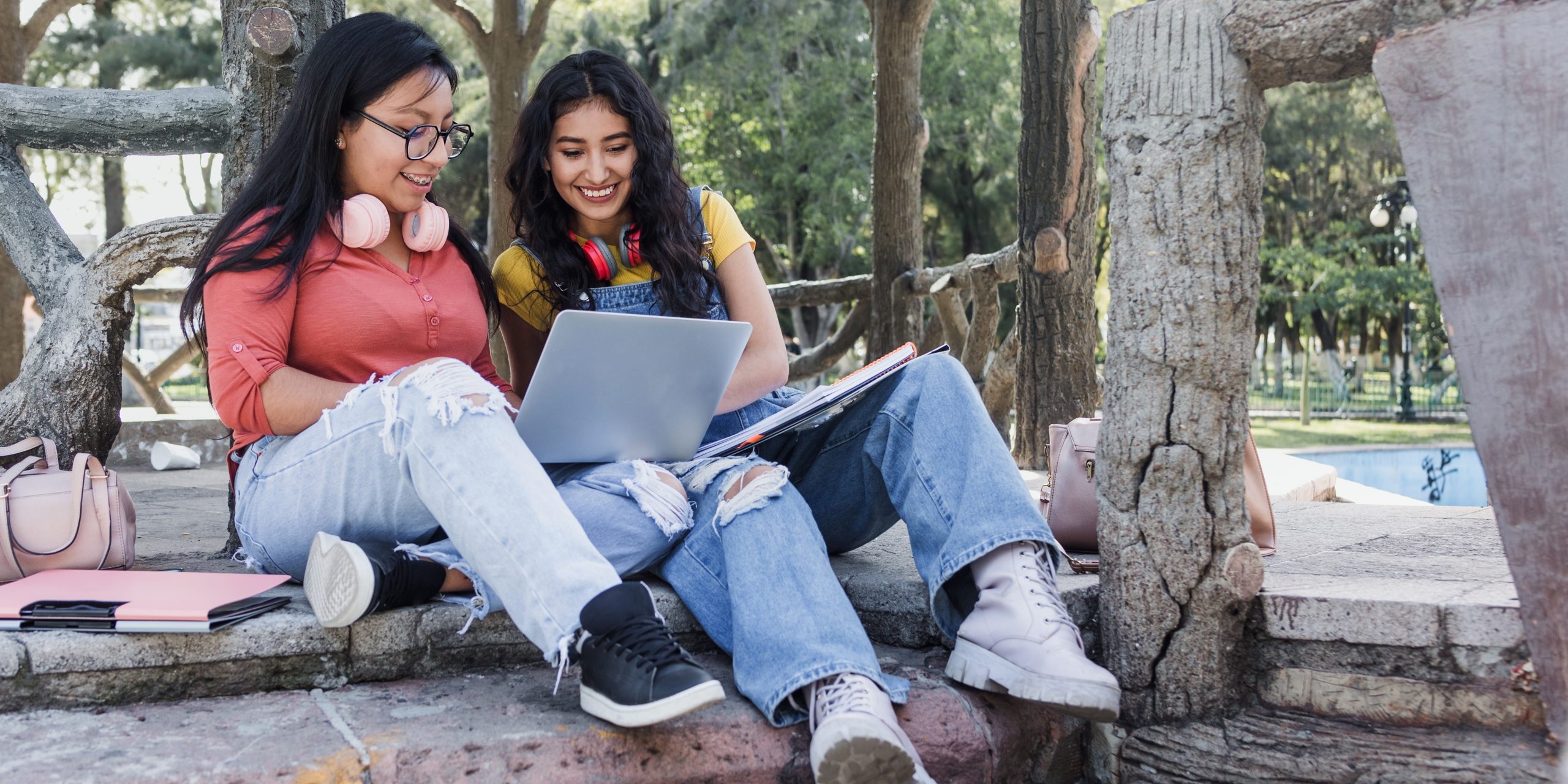 Dos jóvenes estudian en el parque.