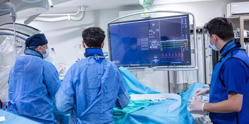 Los médicos aprovechan su campo tecnológico para realizar una intervención.