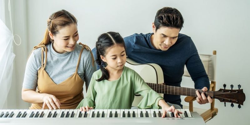 Los integrantes de una familia tocan diferentes instrumentos