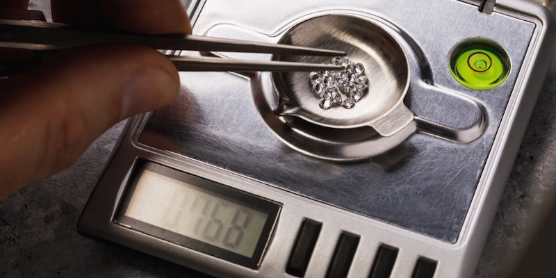 Una balanza de precisión ofrece la certeza del peso de los diamantes.