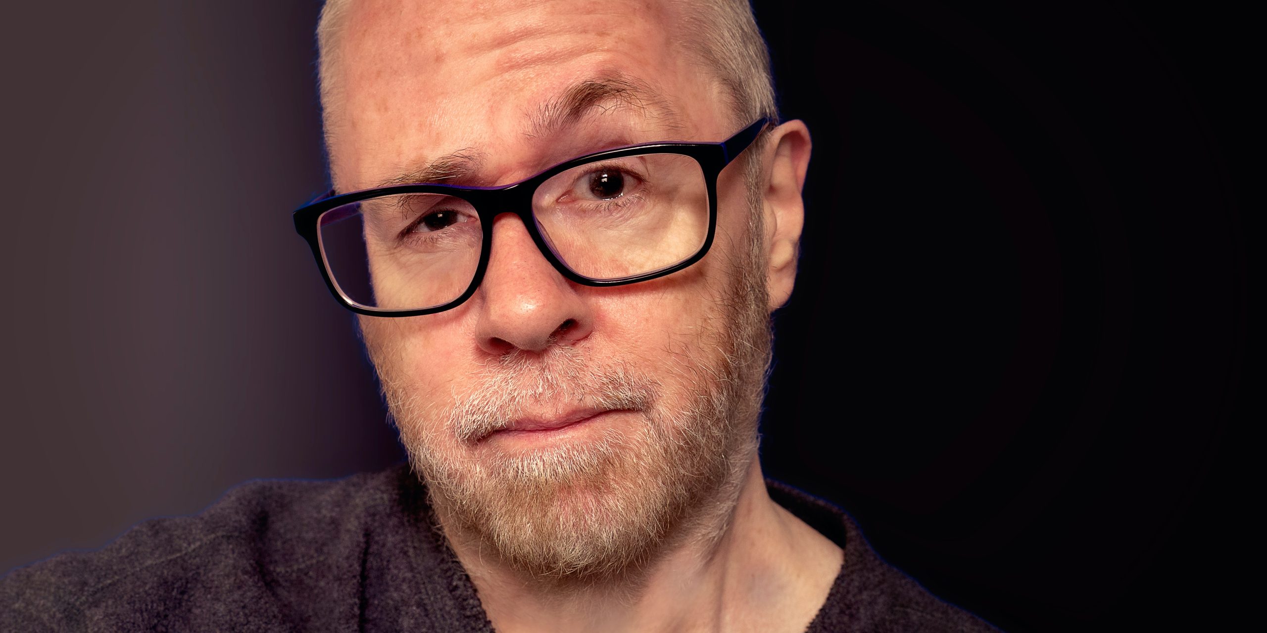 Un hombre desconfía.