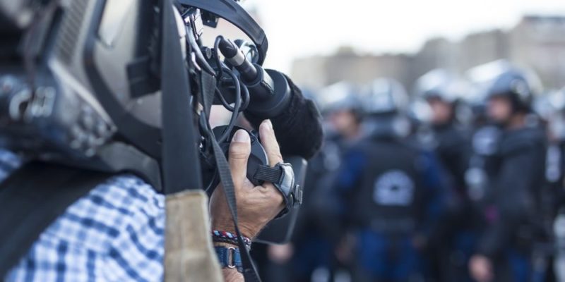 Un periodista filma a la policía.