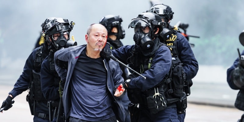 Un grupo de policías ejercen la coerción sobre un ciudadano.