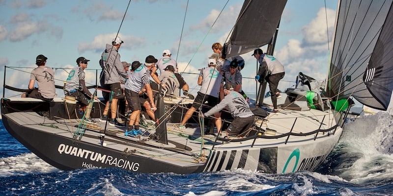 Un equipo trabaja en colaboración para navegar con un velero.