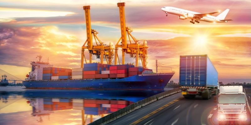 Diferentes medios de transporte de mercancías: avión, barco, camión.