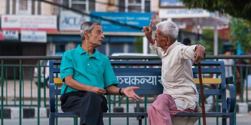 dos hombres charlan y gesticulan