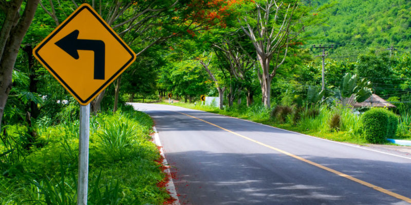 un señal de tránsito indica una curva