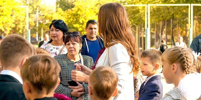 Padres, estudiantes y alumnos se encuentran en un evento dirigido a la comunidad educativa.
