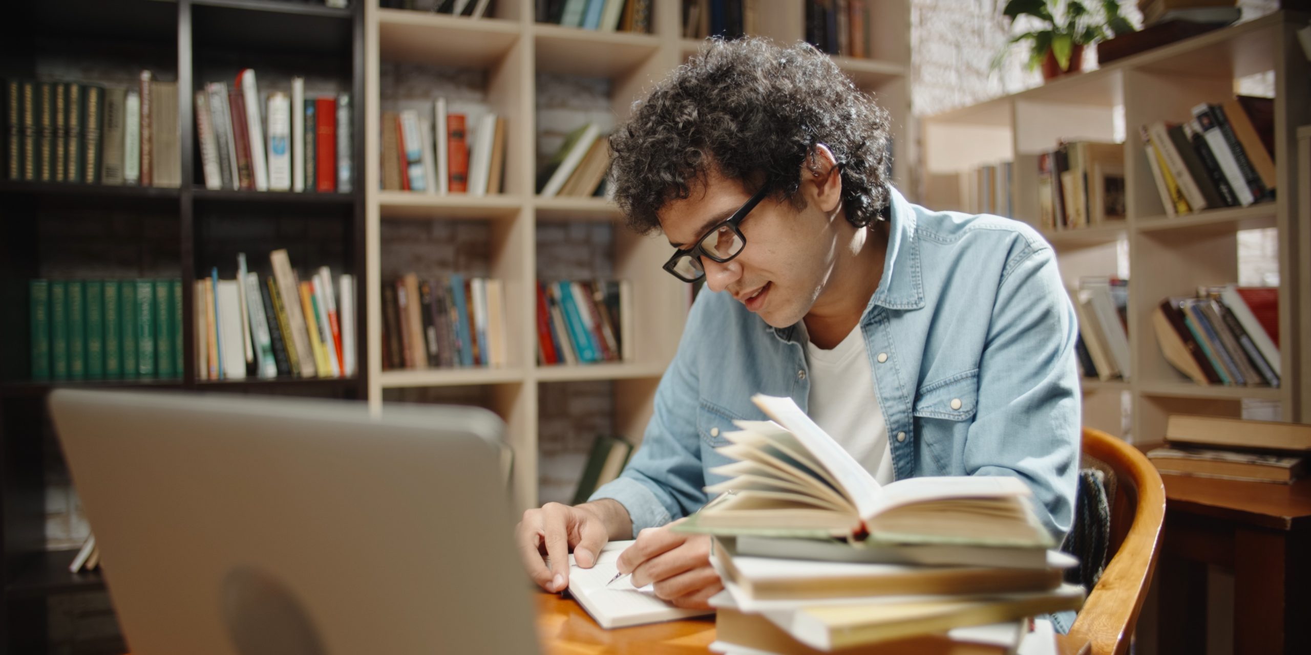 Investigador revisando bibliografía