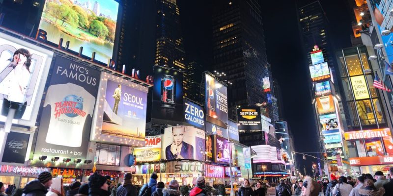 Nueva York iluminada por anuncios publicitarios