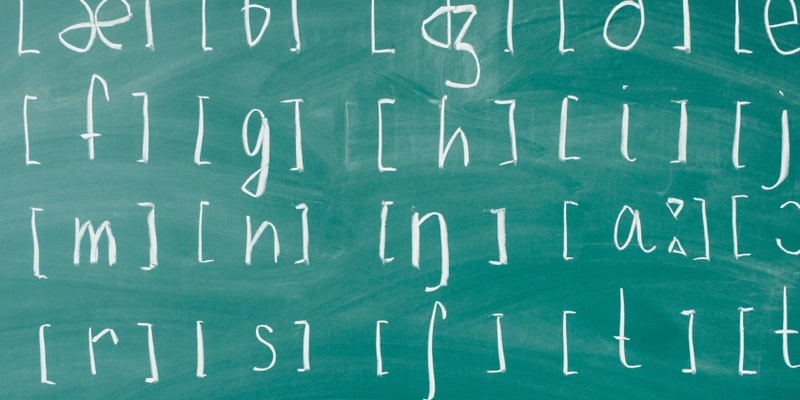 En un pizarrón se usan corchetes para indicar la pronunciación.