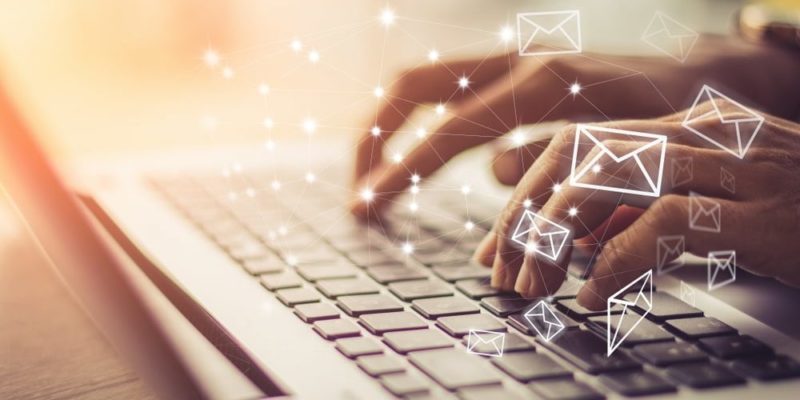 Una persona escribe un correo electrónico