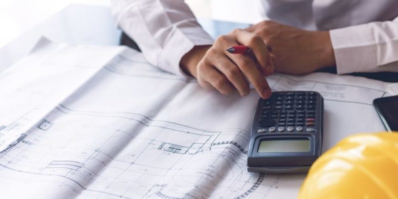 Una persona calcula los costos de un proyecto.