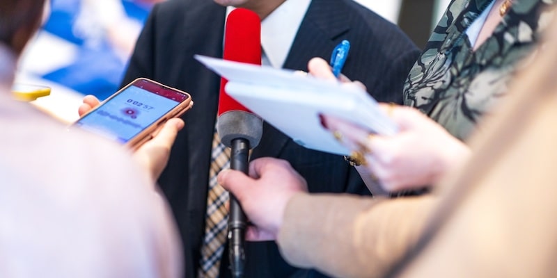 Los periodistas hacen una entrevista