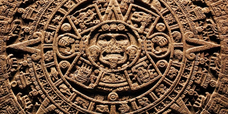 Calendario azteca tallado en piedra