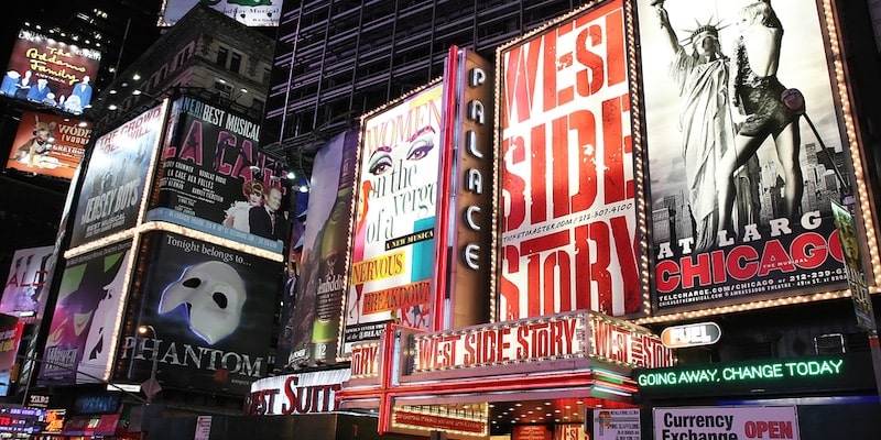 En las puertas de los teatros las marquesinas anuncias espectáculos de público masivo.