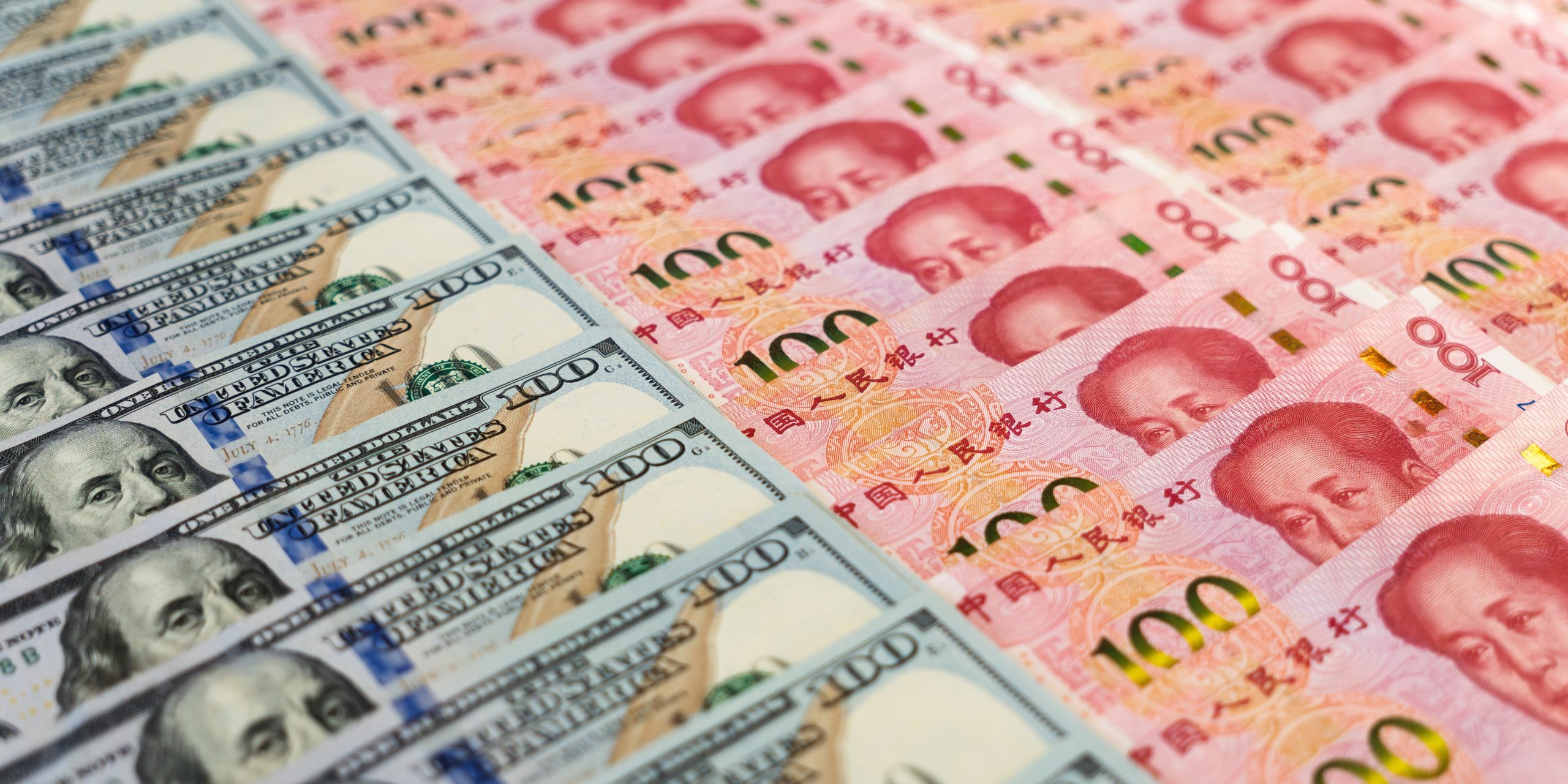 Billetes de dólares y de yuanes.