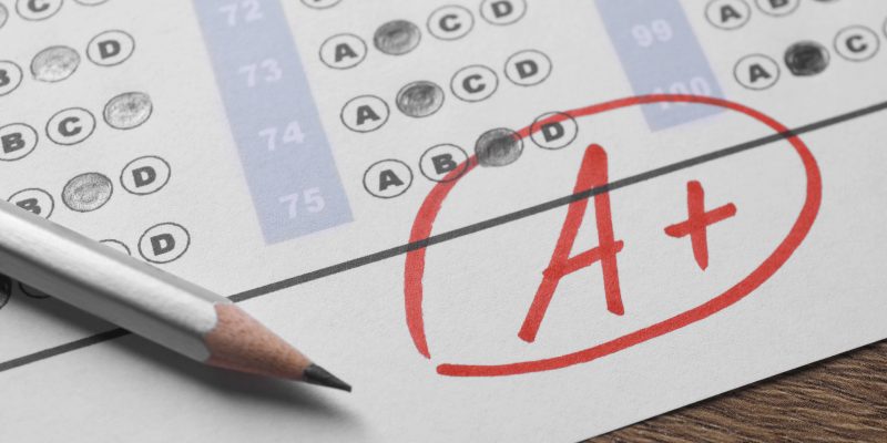 Hoja de examen con una buena calificación.