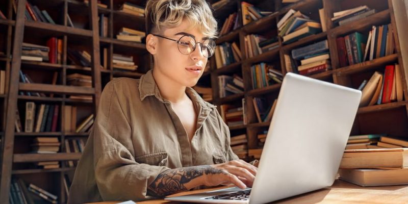 Una investigadora prepara un proyecto.