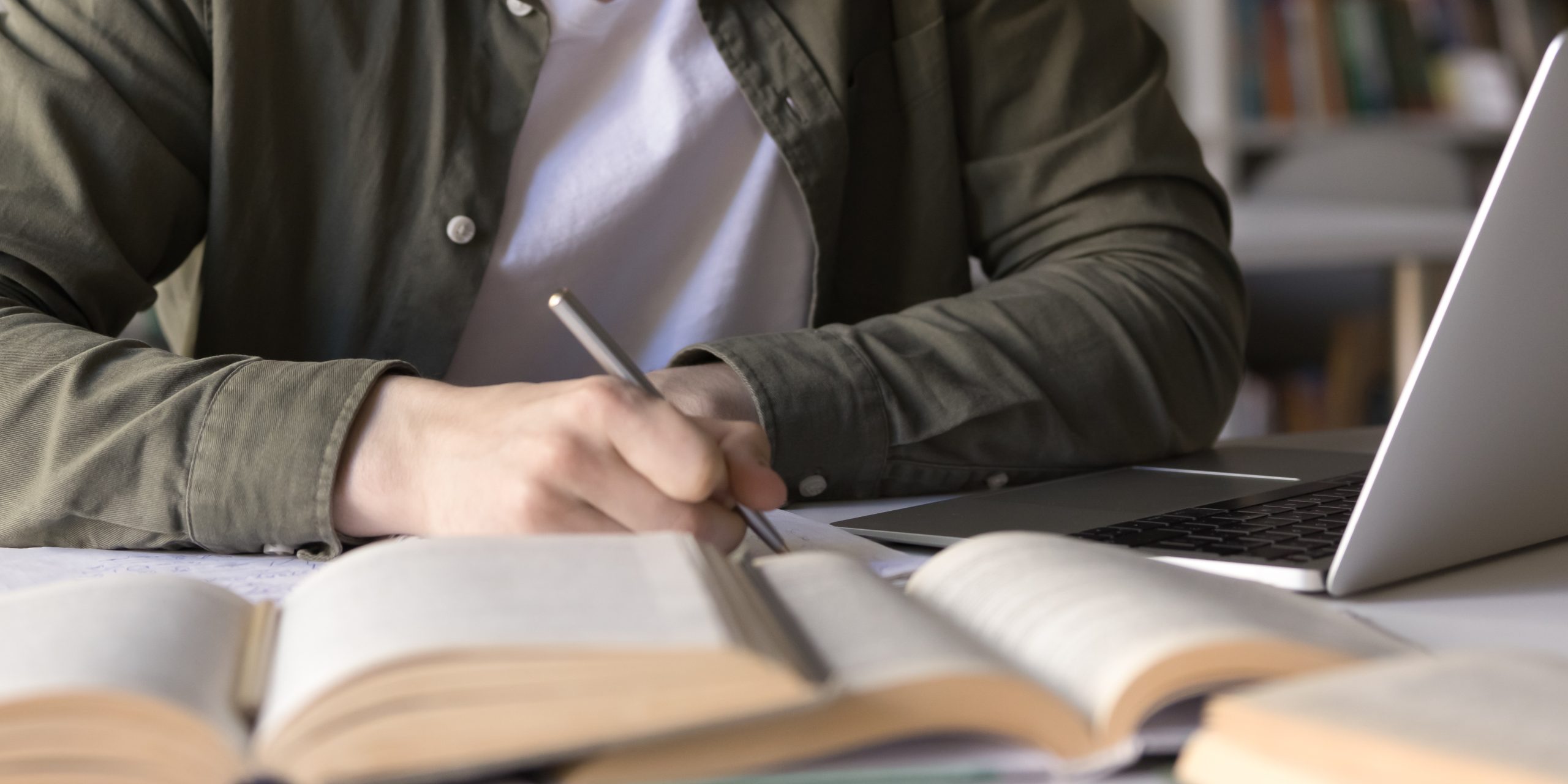 Un investigador junto a varios libros