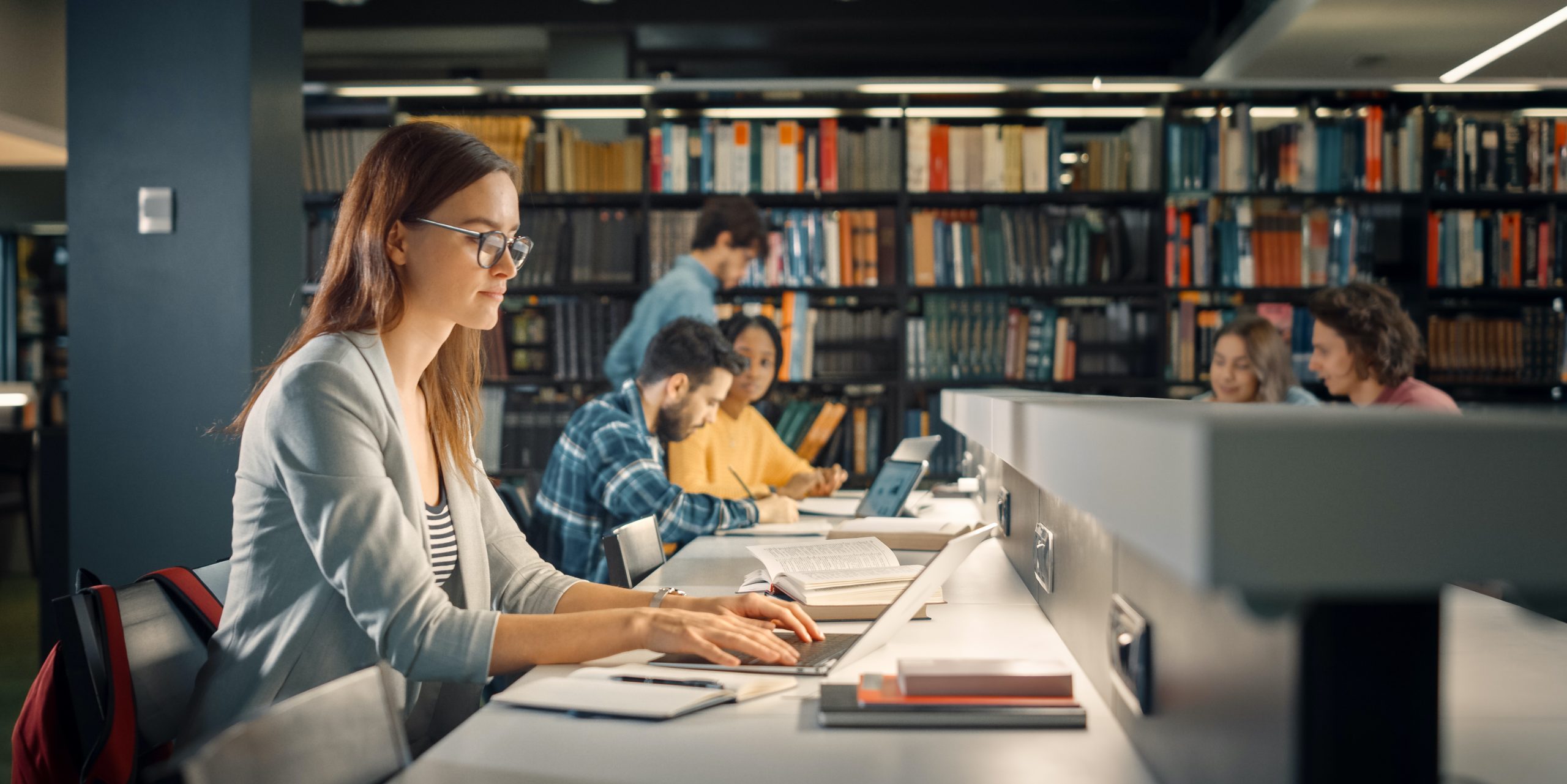 Investigadores en una biblioteca