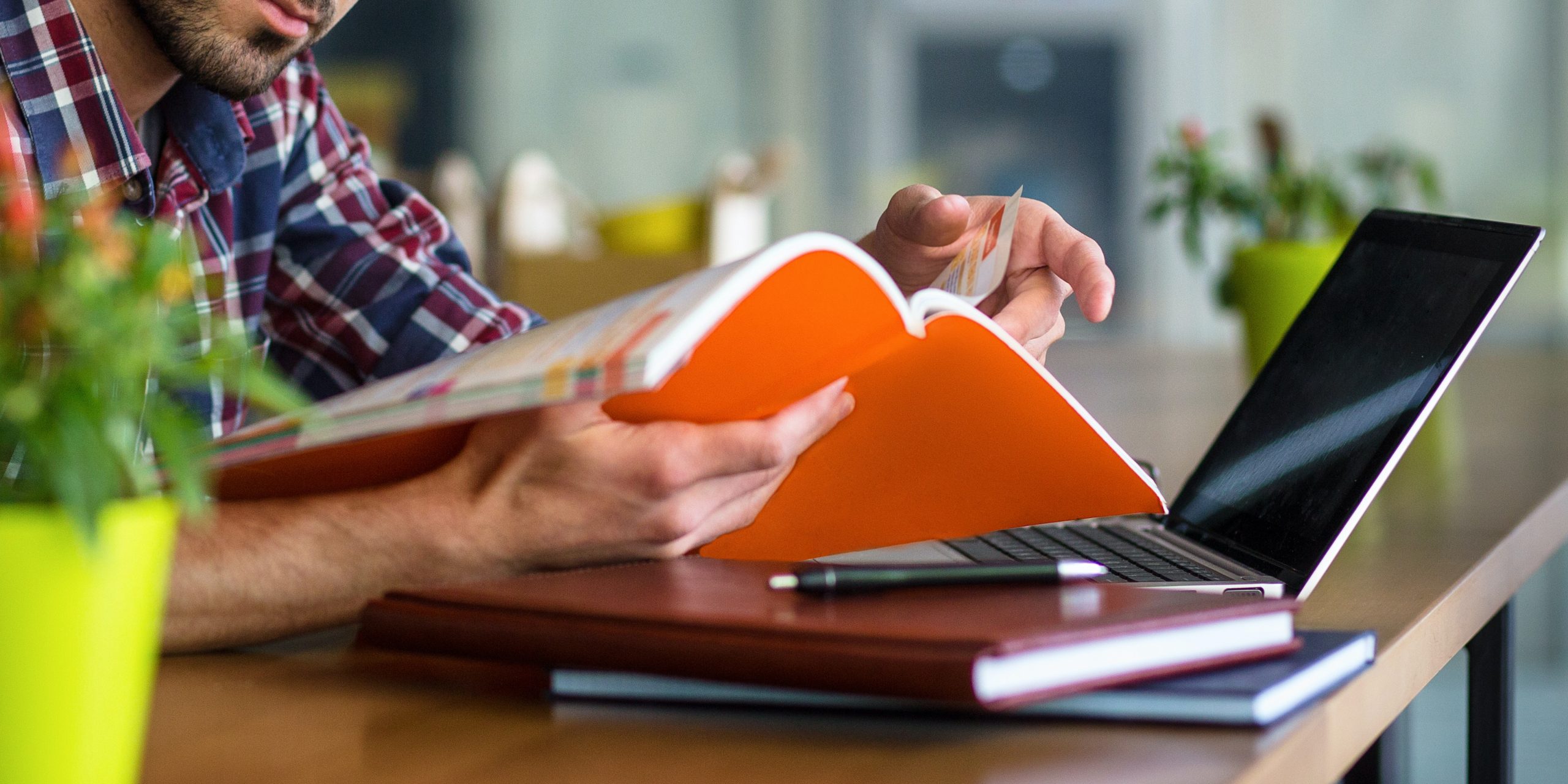 Un estudiante revisa bibliografía