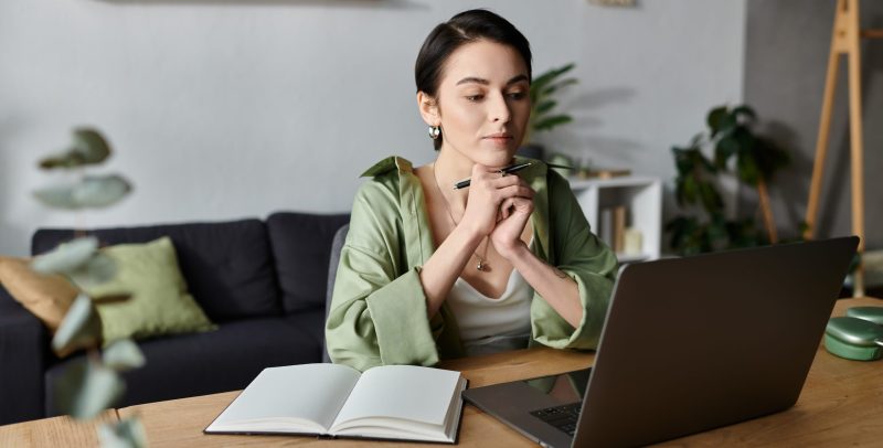 Mujer sentada en su escritorio pesando