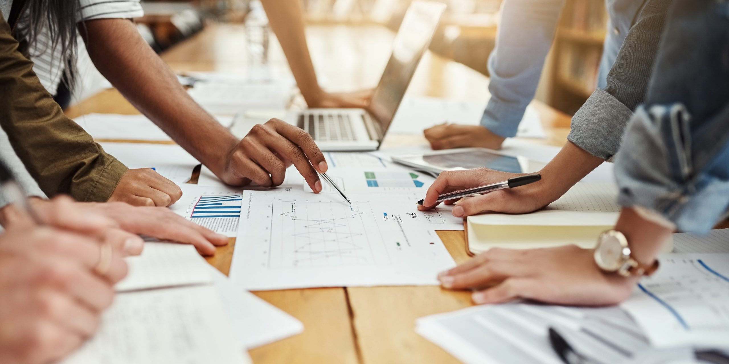 Un equipo prepara el plan de negocio.