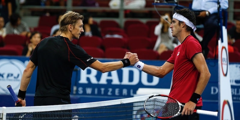 Dos jugadores de tenis se saludan después de un partido.