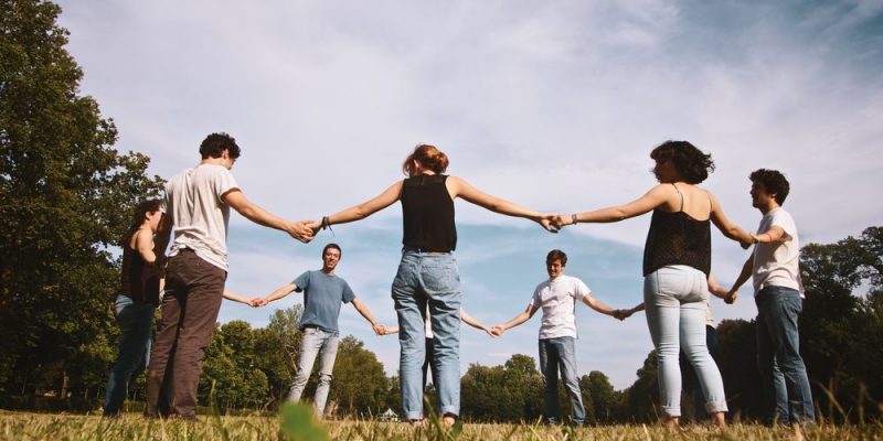 Personas tomadas de las manos.