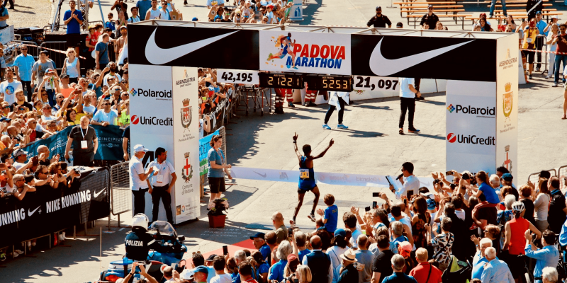 diferentes carteles muestran múltiples marcas en la llegada de una carrera